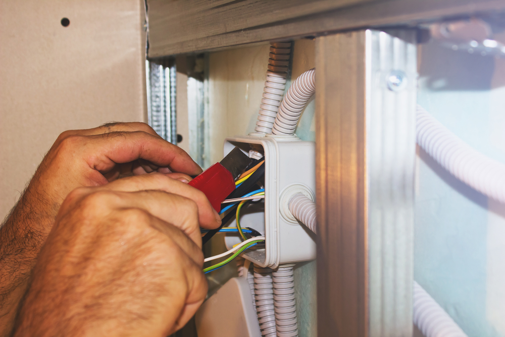 Elektryka w Domu: Innowacyjne Rozwiązania Zapewniające Zabezpieczenie, Efektywność Energetyczną i Komfort w Codziennym Życiu Mieszkańców Współczesnych Domów.